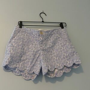 Size 2 Lily Pulitzer Blue and White flower shorts 5inch inseam size small